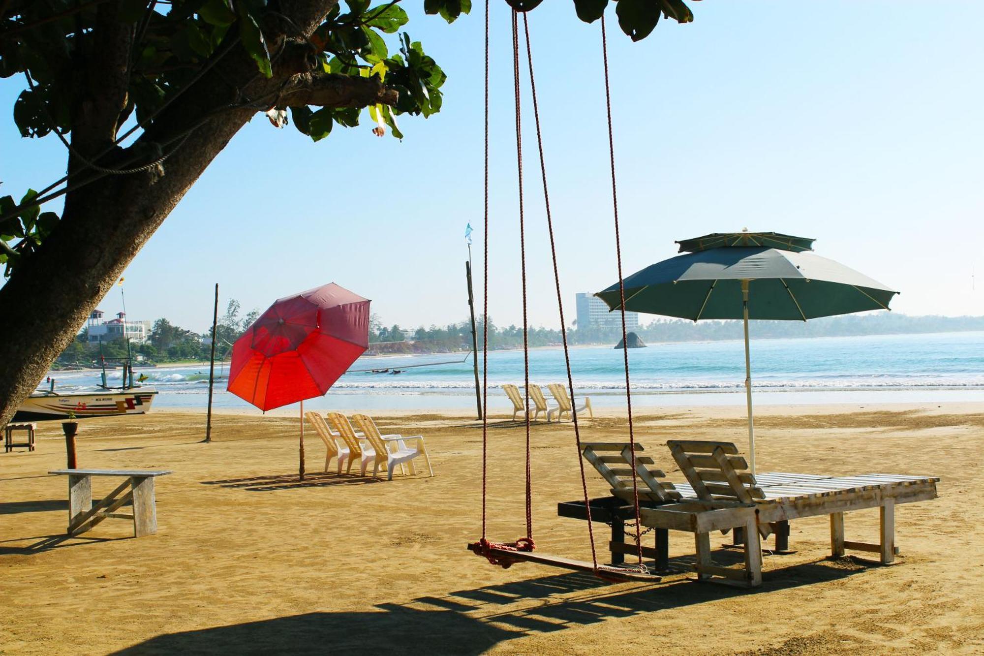 Surasa Beach Resort Weligama Esterno foto